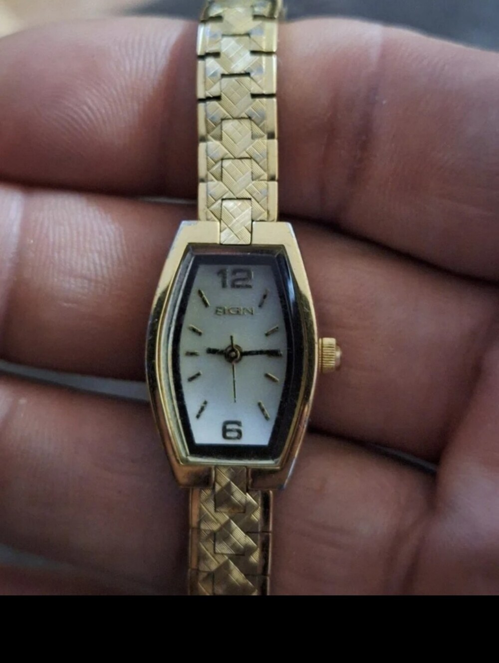 Beautiful Elegant Elgin Ladies GOLD Tone Watch With White Mother of Pearl Dial.